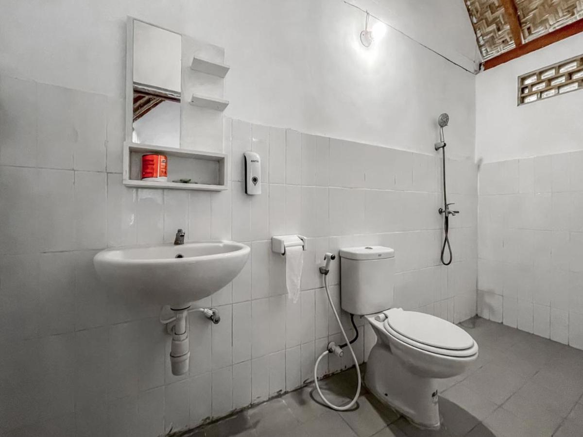 Aira Homestay Near Pantai Kuta Mandalika Mitra Reddoorz Bumbang Exterior foto